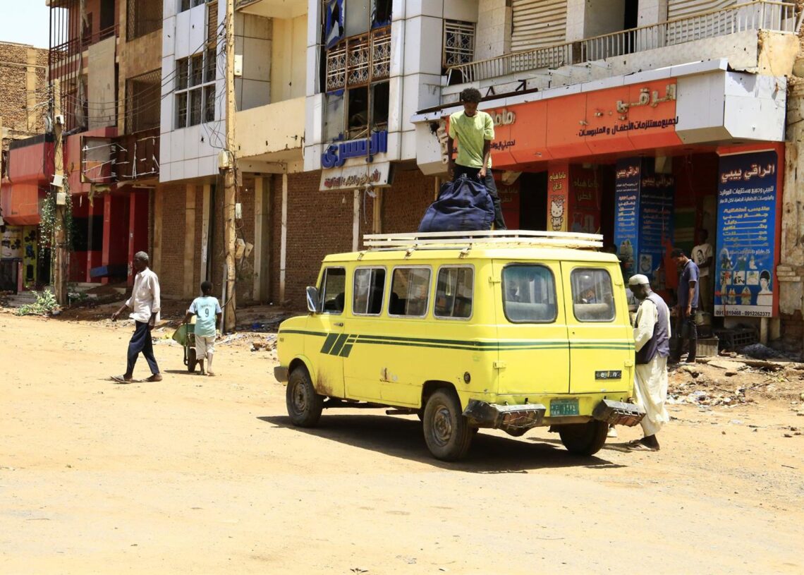 Archivo - Imagen de archivo de un vehículo cerca de un comercio en la ciudad de Omdurman (Sudán)Europa Press/Contacto/Mohamed Khidir - Archivo