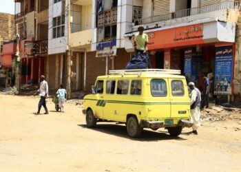 Archivo - Imagen de archivo de un vehículo cerca de un comercio en la ciudad de Omdurman (Sudán)Europa Press/Contacto/Mohamed Khidir - Archivo