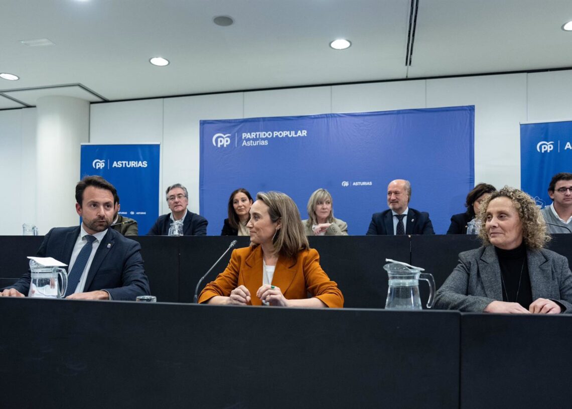 Archivo - La vicesecretaria de Regeneración Institucional del PP, Cuca Gamarra,  junto al presidente del PP asturiano, Álvaro Queipo, y la secretaria general, Beatriz Llaneza.PP DE ASTURIAS - Archivo