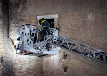 Un equipo de rescate de Bomberos trabaja en la excarcelación de un trabajador de restauración atrapado entre los escombros de un derrumbe de parte de la Torre dei Conti, cerca del Coliseo, en Roma, ItaliaEuropa Press/Contacto/Marco Di Gianvito