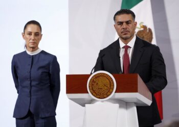 En el centro, el titular de Seguridad, Omar García Harfuch, junto a la presidenta de México, Claudia Sheinbau, durante una rueda de prensa Europa Press/Contacto/Luis Barron
