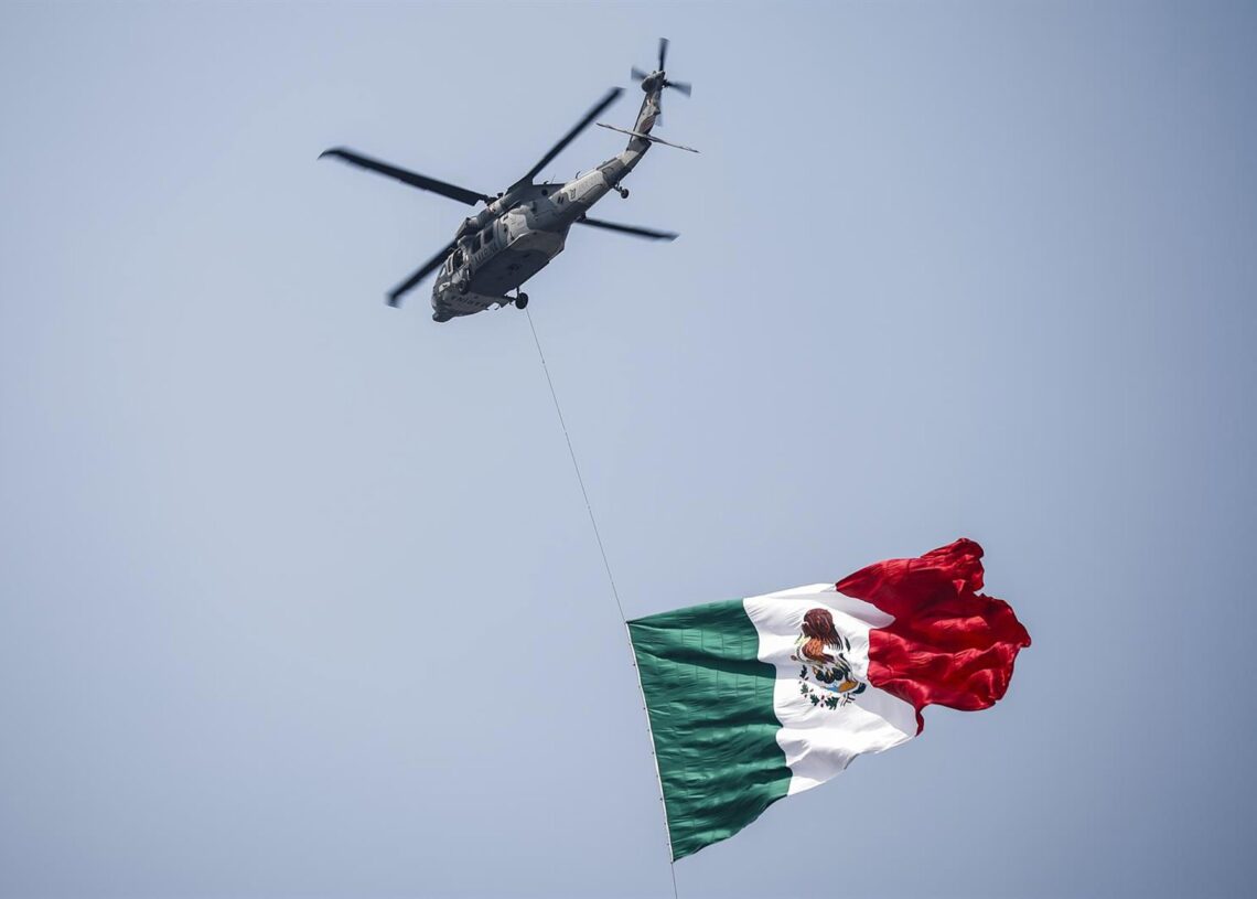 Archivo - México - Un helicóptero porta la bandera mexicanaXavi Bonilla / DPPI / AFP7 / Europa Press