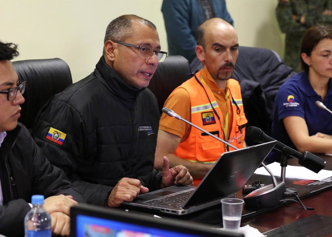 Archivo - En el centro, Jorge Glas, informando sobre el terremoto de 2016 cuando era vicepresidente de EcuadorEuropa Press/Contacto/Stringer - Archivo