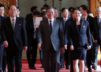 Archivo - De izquierda a derecha: Kim Yong Nam, el entonces presidente surcoreano, Moon Jae In, y la hermana del presidente norcoreano, Kim Yo JongEuropa Press/Contacto/Jinseok Kim - Archivo