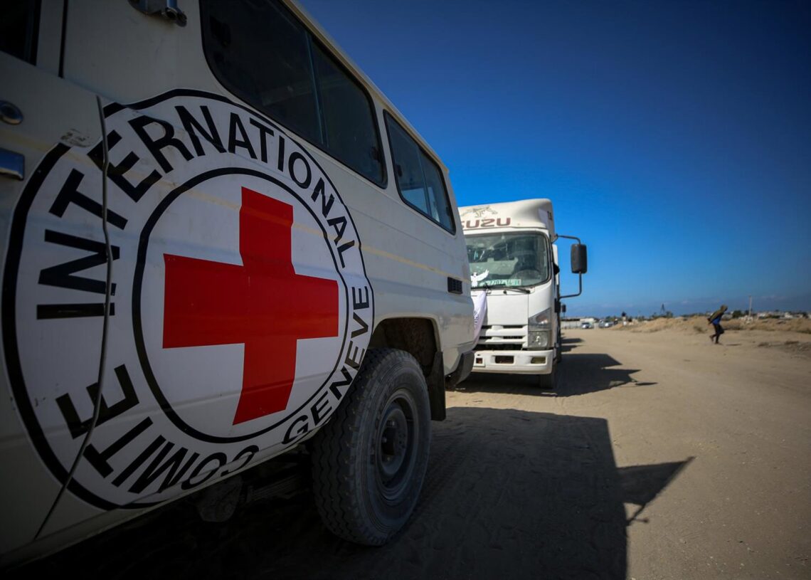 Un vehículo del Comité Internacional de la Cruz Roja (CICR) espera para trasladar a Gaza los cadáveres de 60 palestinos cuyos cuerpos estaban retenidos por Israel desde los ataques del 7 de octubre de 2023 y la ofensiva contra la Franja (archivo)Europa Press/Contacto/Omar Ashtawy