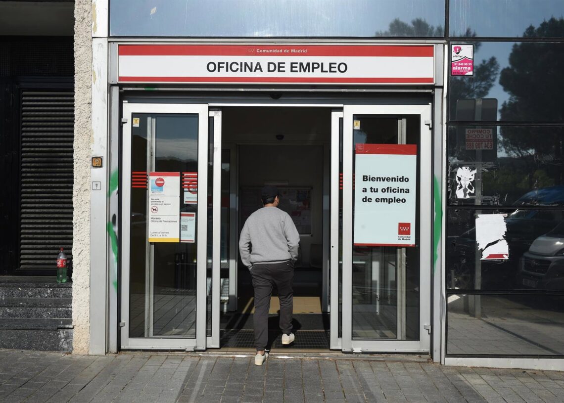 Archivo - Un hombre entrando en una oficina de empleoGustavo Valiente - Europa Press - Archivo