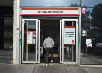 Archivo - Un hombre entrando en una oficina de empleoGustavo Valiente - Europa Press - Archivo