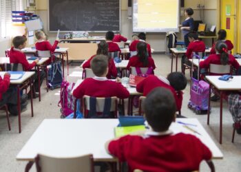 Archivo - Una profesora dando clase en un colegioEUROPA PRESS - Archivo