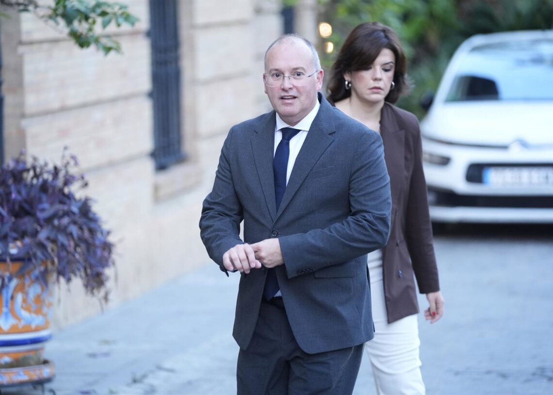 El secretario general del PP, Miguel Tellado, a su llegada al desayuno informativo de Fórum Europa Tribuna Andalucía, donde presenta al alcalde de Sevilla, José Luis Sanz. A 24 de octubre de 2025, en Sevilla (Andalucía, España). El alcalde de Sevilla, JosJoaquin Corchero - Europa Press