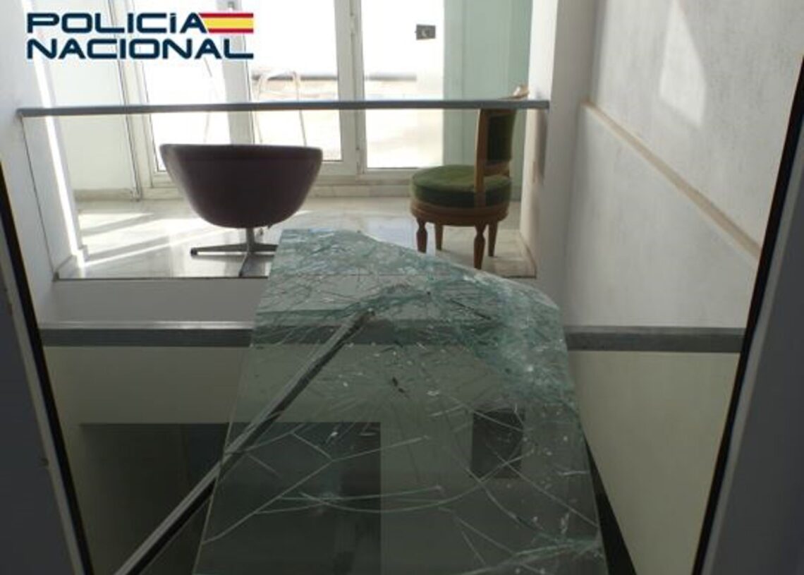 Ventana fracturada tras el roboPOLICÍA NACIONAL