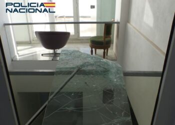 Ventana fracturada tras el roboPOLICÍA NACIONAL