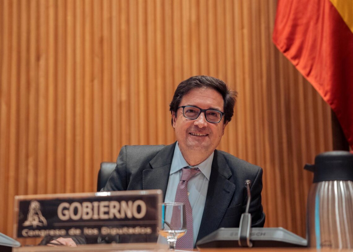 Archivo - El ministro para la Transformación Digital y de la Función Pública, Óscar López, comparece en la Comisión de Hacienda y Función Pública del Congreso para informar sobre las líneas generales de su departamento, en el Congreso de los Diputados, a Gabriel Luengas - Europa Press - Archivo
