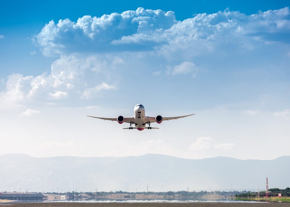 Archivo - Avión volandoENAIRE - Archivo