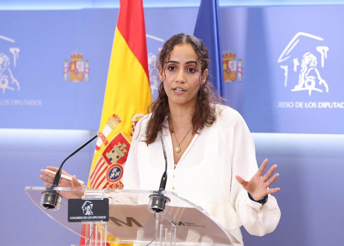 La diputada de Sumar Tesh Sidi durante una rueda de prensa, en el Congreso de los Diputados, a 28 de octubre de 2025, en Madrid (España).Marta Fernández - Europa Press