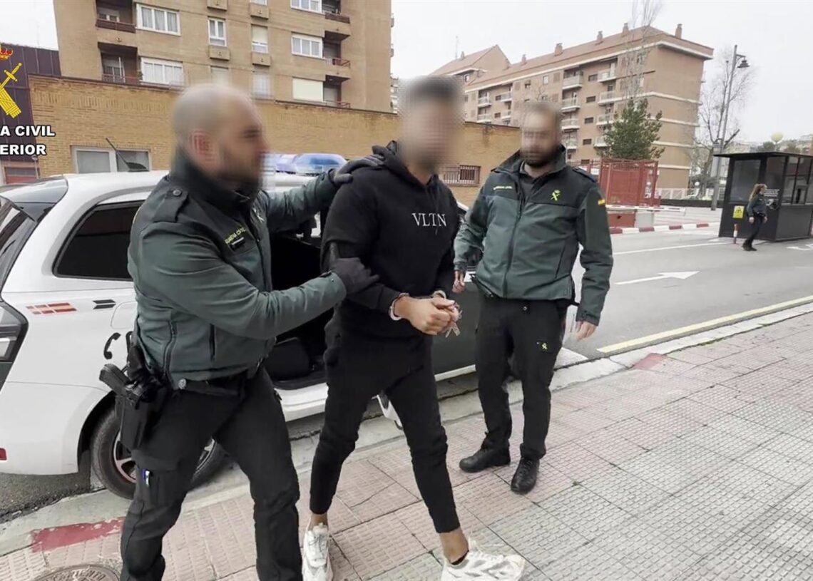 Archivo - La Guardia Civil detiene al presunto autor del apuñalamiento a un joven en una zona de copas de NájeraGUARDIA CIVIL DE LA RIOJA - Archivo