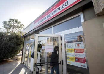 Archivo - Dos personas entrando en una oficina de empleoAlberto Ortega - Europa Press - Archivo