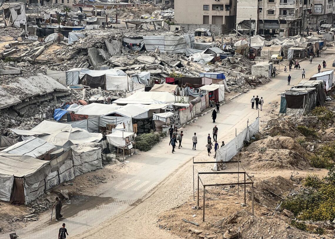 Palestinos en una calle junto a tiendas de campaña para desplazados en la ciudad de Gaza, en medio de los daños causados por la ofensiva de Israel contra la Franja de Gaza (archivo)Europa Press/Contacto/Belal Abu Amer