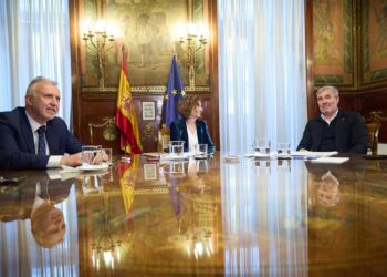 Archivo - (I-D) El Ministro de Política Territorial y Memoria Democrática, Ángel Víctor Torres, la ministra de Hacienda, María Jesús Montero, y el presidente de Canarias, Fernando Clavijo, durante una reunión en Madrid (España) este año.Jesús Hellín - Europa Press - Archivo