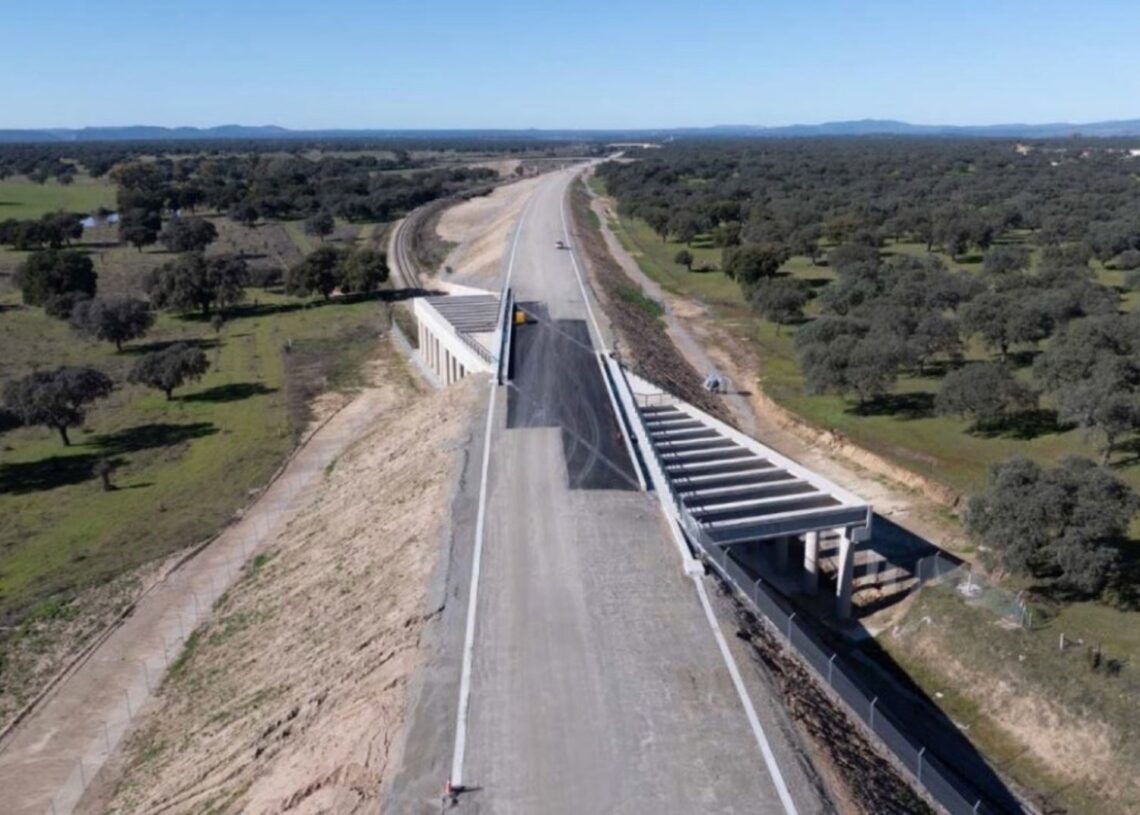 Transportes adjudica por 157,5 millones tres contratos para avanzar en el desarrollo del tramo Talayuela-Plasencia de la alta velocidaMINISTERIO DE TRANSPORTES