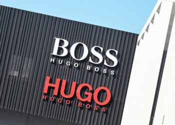Archivo - FILED - 08 March 2022, Baden-Wuerttemberg, Metzingen: The logo of the Fashion giant Hugo Boss is pictured on a firm's facility in Metzingen.  Fashion giant Hugo Boss said it was closing all of its 28 outlets in Russia, and had also halted onlineBernd Weibrod/dpa - Archivo