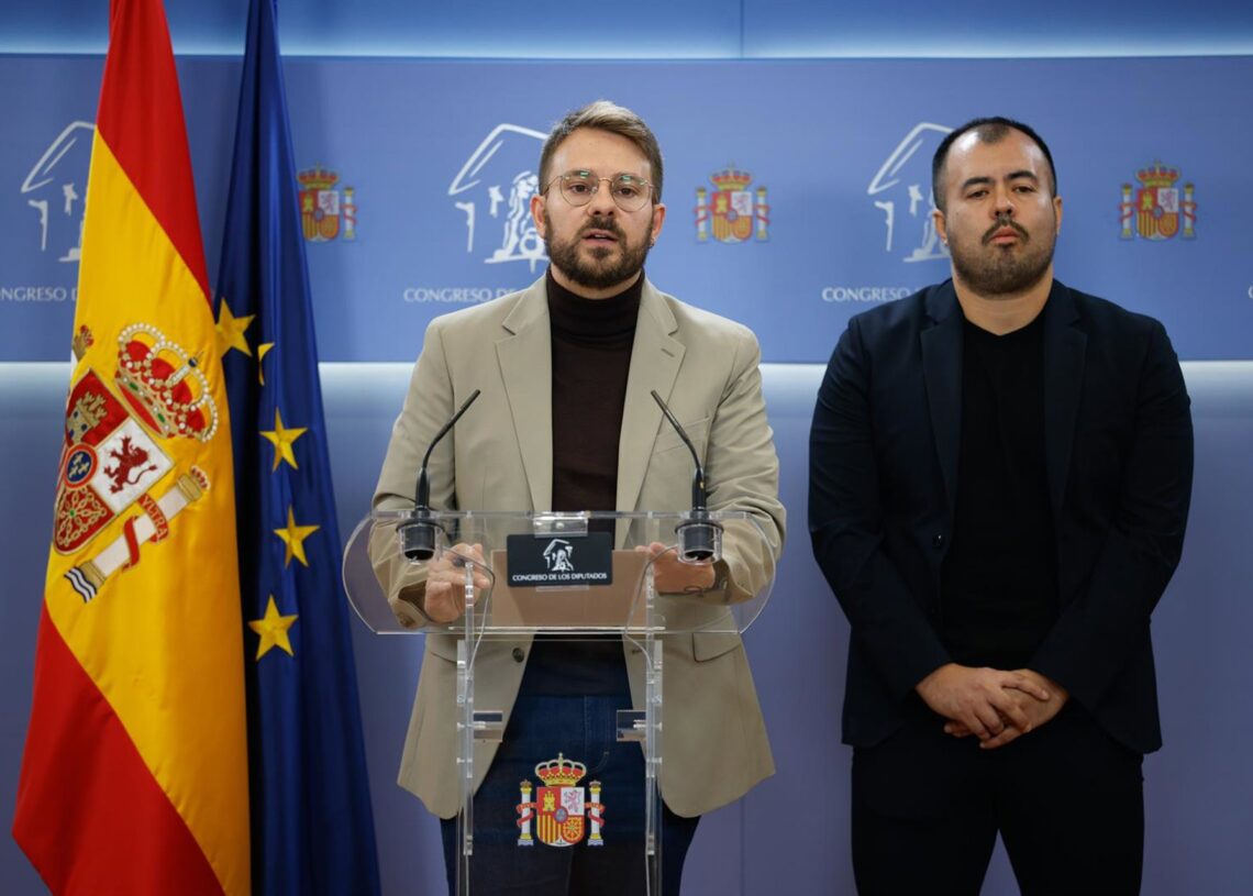 El diputado de Sumar Alberto Ibáñez (i) y el diputado de IU Nahuel González (d) durante una rueda de prensa, en el Congreso de los Diputados, a 4 de noviembre de 2025, en Madrid (España).Alejandro Martínez Vélez - Europa Press