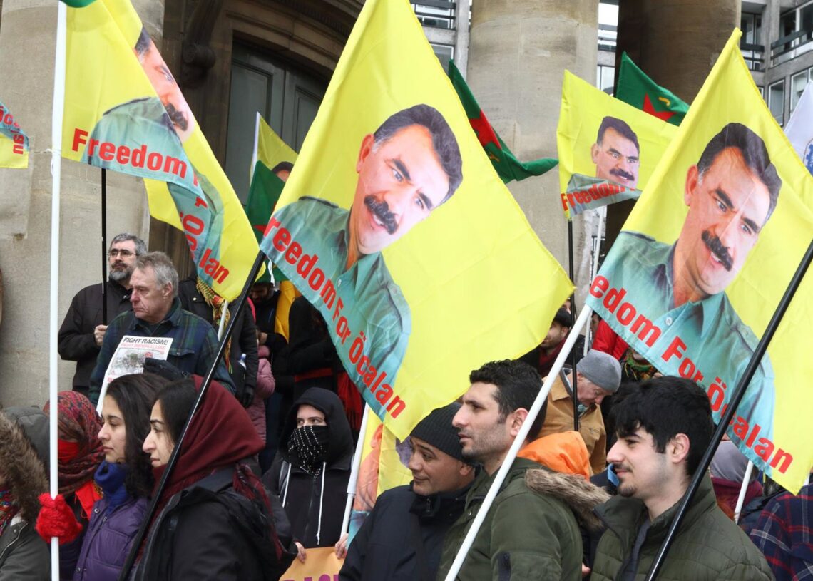 Archivo - Manifestantes se concentran en Londres para pedir a Turquía la liberación del líder del PKK, Abdulá Ocalan, y denunciar el supuesto apoyo de Ankara al grupo yihadista Estado Islámico (archivo)Keith Mayhew/SOPA Images via ZUM / DPA - Archivo