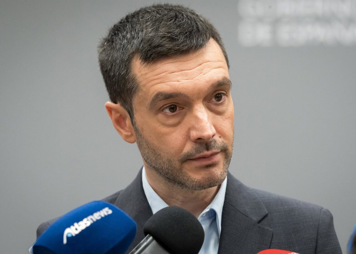 El ministro de Derechos Sociales, Consumo y Agenda 2030, Pablo Bustinduy, atiende a los medios ante de una reunión, en el Ministerio de Derechos Sociales, Consumo y Agenda 2030, a 27 de octubre de 2025, en Madrid (España). Escorihuela presenta el informe Diego Radamés - Europa Press