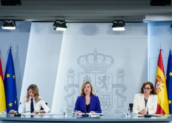 (i-d) La vicepresidenta segunda y ministra de Trabajo, Yolanda Díaz, la ministra de educación, formación profesional y deportes, Pilar Alegría, y la ministra de Sanidad, Mónica García, durante la rueda de prensa posterior al Consejo de Ministros.Matias Chiofalo - Europa Press