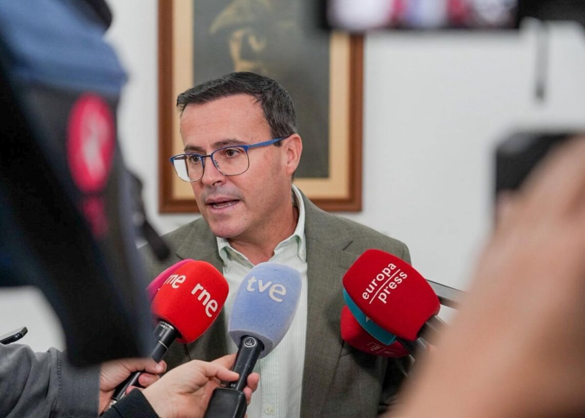 El candidato del PSOE a la presidencia de la Junta de Extremadura, Miguel Ángel Gallardo, atiende a los medios en MéridaPSOE