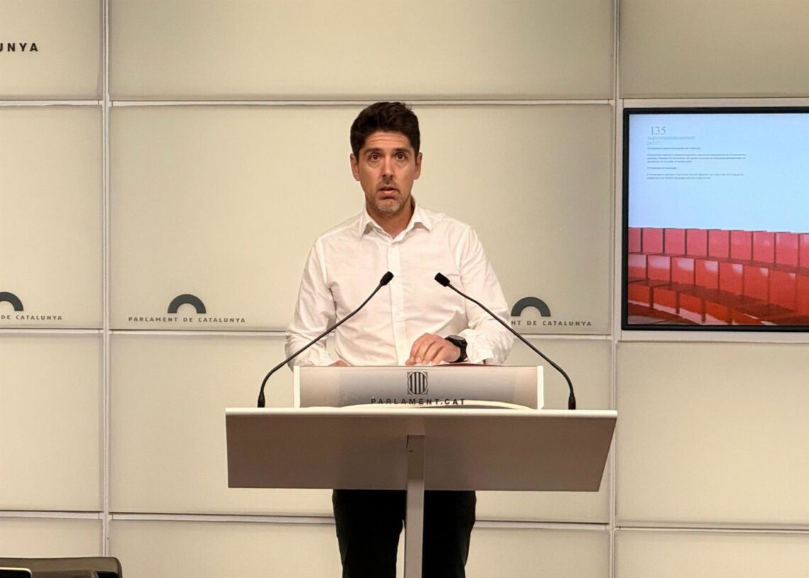 El portavoz de los Comuns en el Parlament, David Cid, en rueda de prensa.EUROPA PRESS