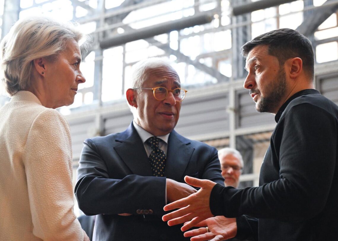 Archivo - Los presidentes del Consejo Europeo, António Costa, y de la Comisión Europea, Ursula von der Leyen, escuchan al presidente de Ucrania, Volodimir Zelenski, a su llegada a una cumbre de líderes de la UE en Bruselas.SIERAKOWSKI FREDERIC / EUROPEAN UNION - Archivo