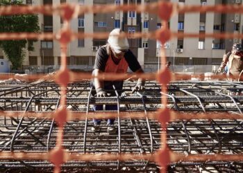 Archivo - Operarios de la construcción trabajan en las obras del tramo I de la prolongación del Metro de Málaga Álex Zea - Europa Press - Archivo