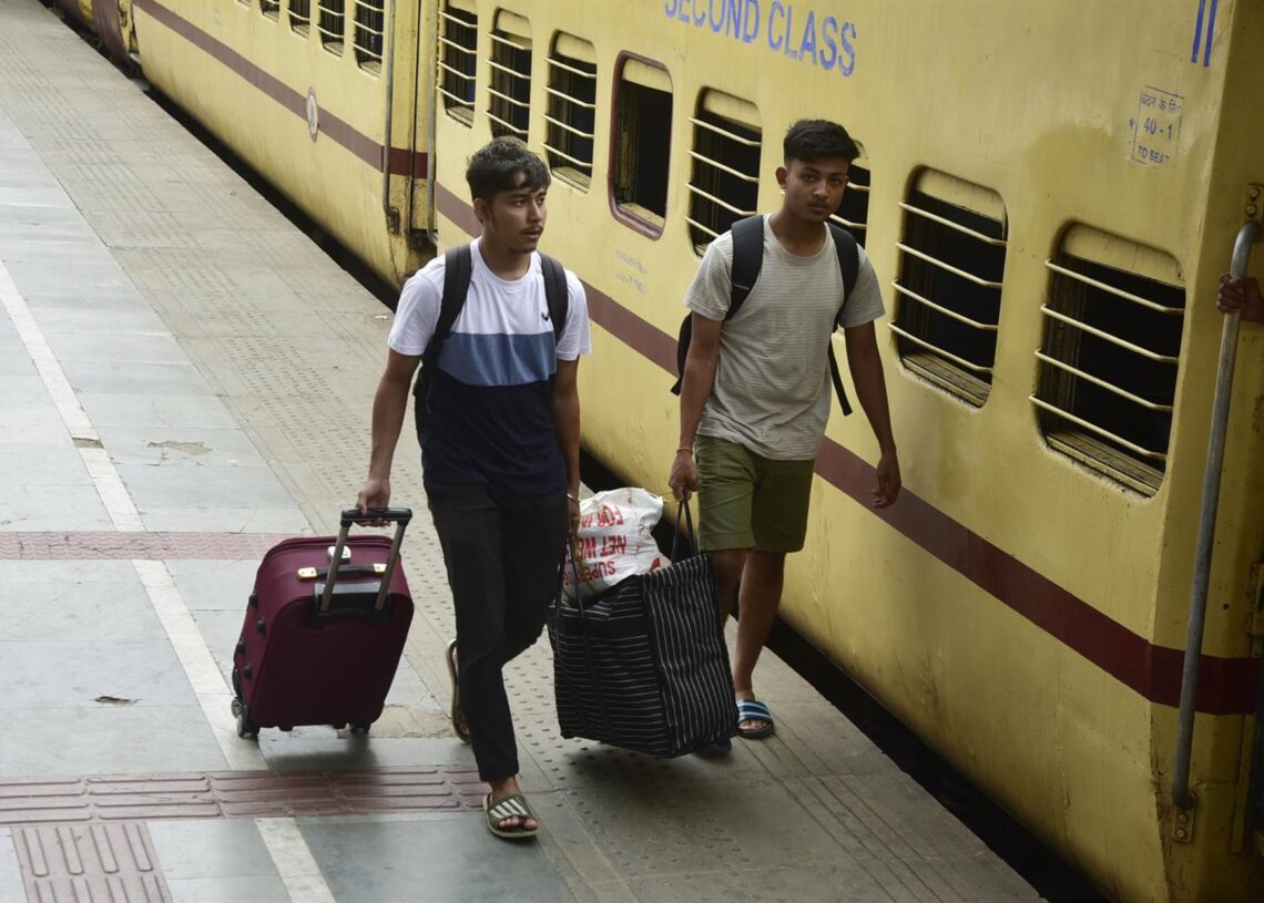 Archivo - Imagen de archivo de varios pasajeros subiéndose a un tren en India.Europa Press/Contacto/Dasarath Deka - Archivo