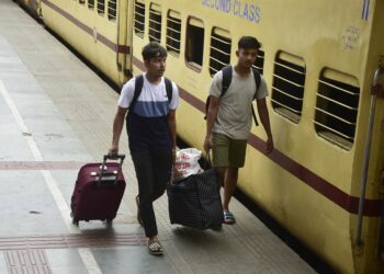 Archivo - Imagen de archivo de varios pasajeros subiéndose a un tren en India.Europa Press/Contacto/Dasarath Deka - Archivo