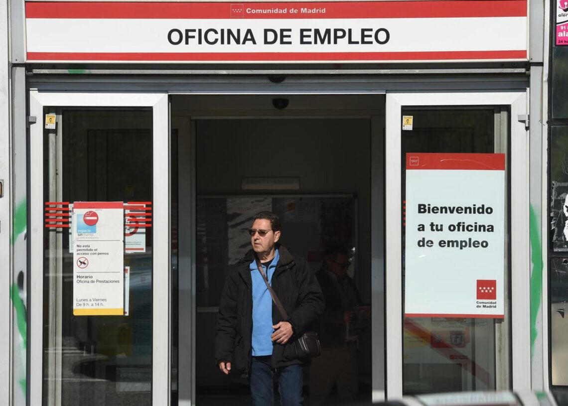 Archivo - Un hombre sale de una oficina de empleoGustavo Valiente - Europa Press - Archivo