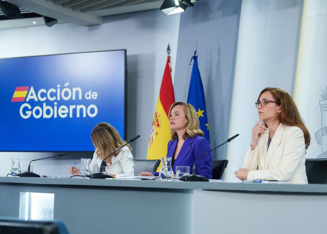 (i-d) La vicepresidenta segunda y ministra de Trabajo, Yolanda Díaz, la ministra de educación, formación profesional y deportes, Pilar Alegría, y la ministra de Sanidad, Mónica GarcíaMatias Chiofalo - Europa Press