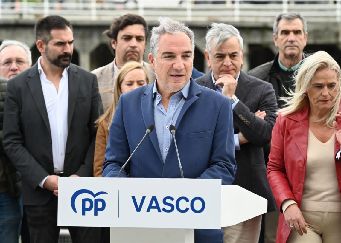 El vicesecretario de coordinación autonómica, Elías Bendodo, interviene durante la presentación de la campaña del PP contra la tasa de basuras, a 4 de noviembre de 2025, en BilbaoDavid de Haro - Europa Press