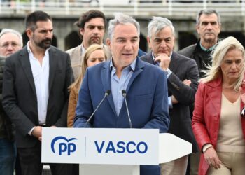 El vicesecretario de coordinación autonómica, Elías Bendodo, interviene durante la presentación de la campaña del PP contra la tasa de basuras, a 4 de noviembre de 2025, en BilbaoDavid de Haro - Europa Press