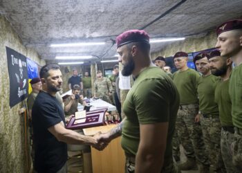 Archivo - El presidente ucraniano, Volodimir Zelenski, visita a las tropas, en una imagen de archivo.Europa Press/Contacto/Pool /Ukrainian Presidentia