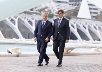 El ministro de Política Territorial y Memoria Democrática, Ángel Víctor Torres (i) y el presidente de la Generalitat, Salvador Illa (d), a su llegada al homenaje a las víctimas de la dana, a 29 de octubre de 2025, en Valencia,  (España). Rober Solsona - Europa Press