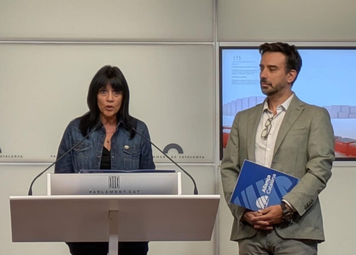 La diputada de AC Rosa Maria Soberana y el secretario de comunicación de la formación, Lluís Areny, en rueda de prensaEUROPA PRESS