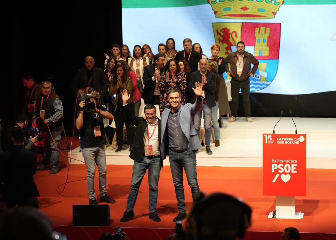 Archivo - El secretario general del PSOE de Extremadura, Miguel Ángel Gallardo, y el secretario general del PSOE y presidente del Gobierno, Pedro Sánchez, durante la clausura del 15º Congreso del PSOE de Extremadura.Carlos Criado - Europa Press - Archivo