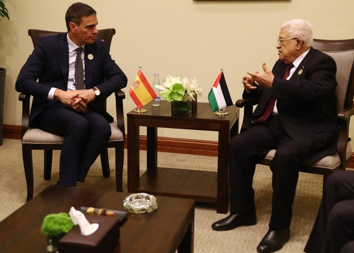 Archivo - El presidente del Gobierno, Pedro Sánchez (i), durante el encuentro que ha mantenido con el presidente de la Autoridad Palestina, Mahmoud Abbas (d), en la Conferencia Internacional sobre la respuesta humanitaria de emergencia para GazaMoncloa - Archivo