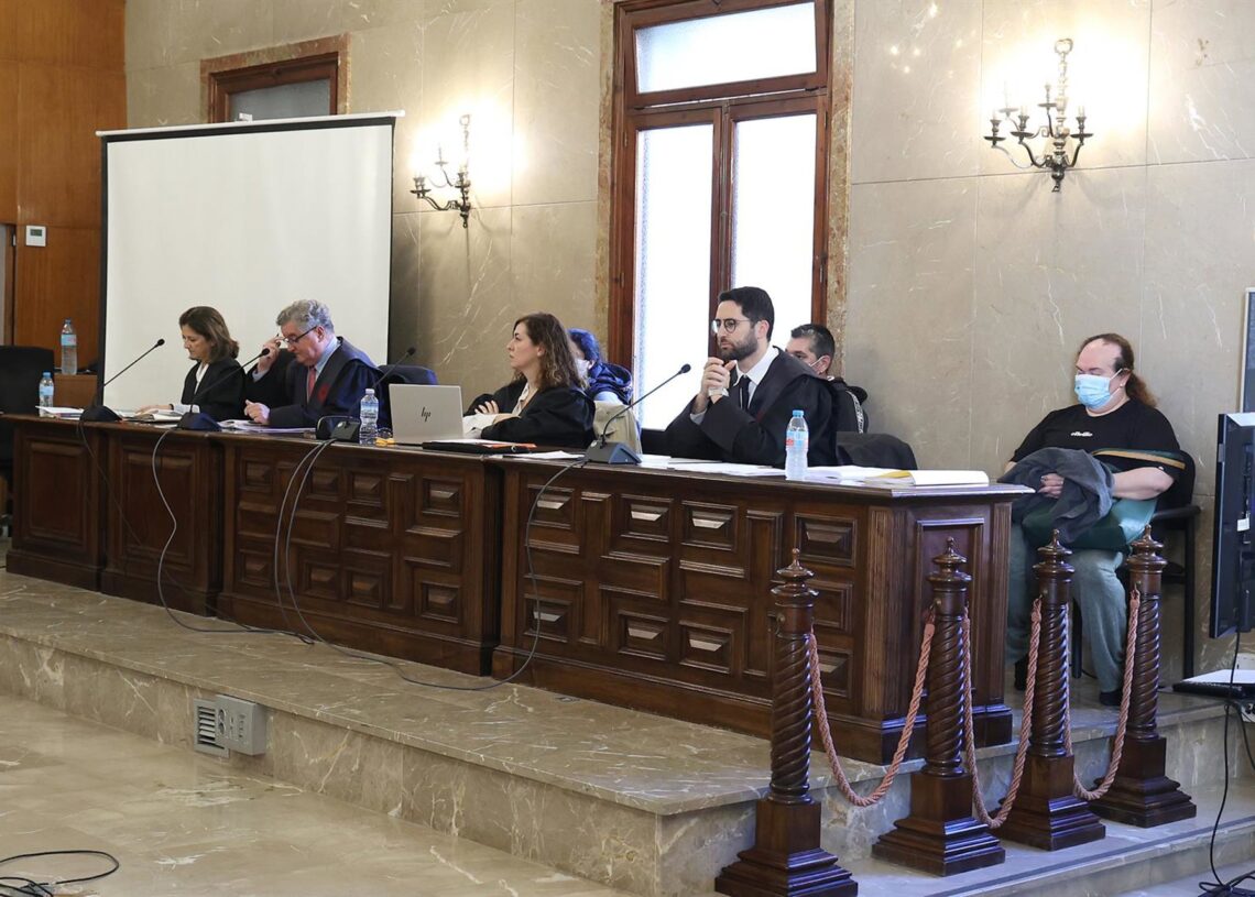 Los acusados de asesinato de un bebé al arrojarlo a un contenedor durante el juicio en la Audiencia Provincial de Palma, a 27 de octubre de 2025, en Palma de Mallorca, Baleares (España).Isaac Buj - Europa Press