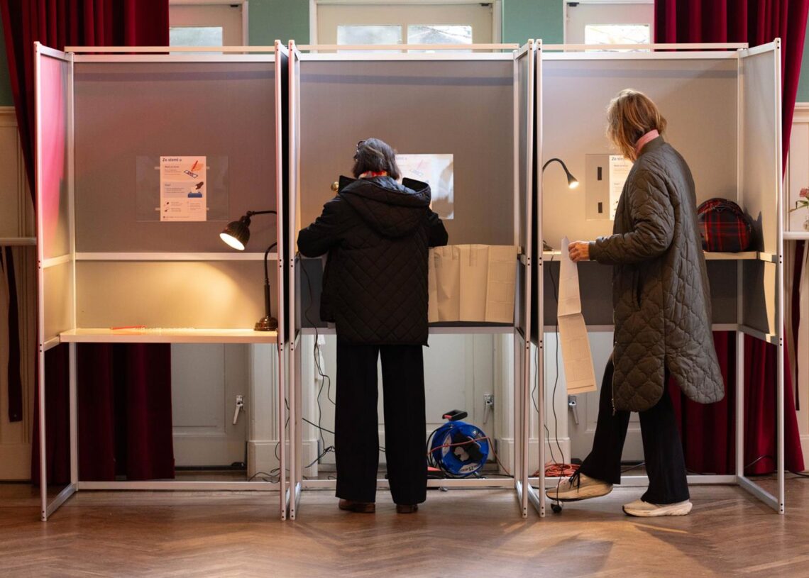 Imagen de archivo de varias personas depositando su voto durante las eleccioones en Países Bajos.Europa Press/Contacto/Sylvia Lederer