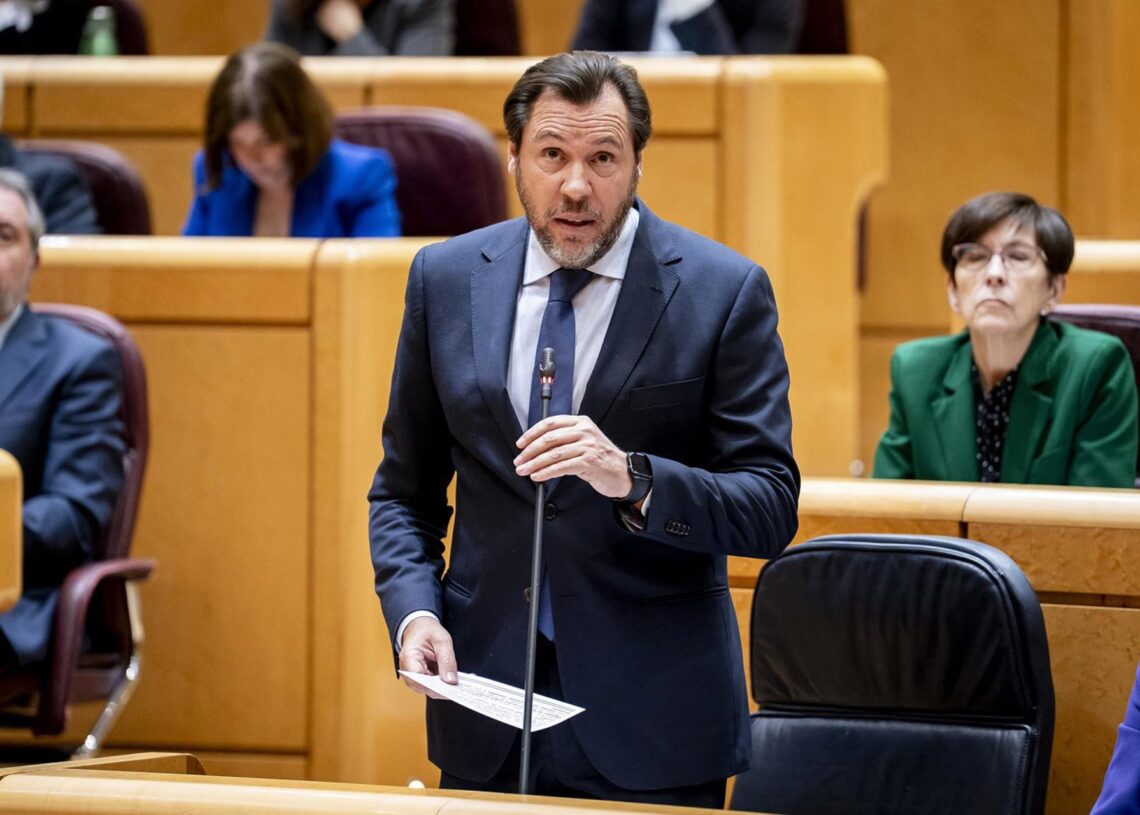 El ministro de Transportes y Movilidad Sostenible, Óscar Puente, interviene durante una sesión plenaria, a 4 de noviembre de 2025, en MadridA. Pérez Meca - Europa Press