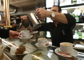 Archivo - trabajador, trabajando, camarero, bar, autónomo, consumo, cafetería, café, precios, IPC, empleo, paro, parados, hostelería, desayunoEUROPA PRESS - Archivo