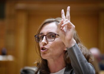 Imagen de archivo de la ministra de Sanidad, Mónica García, interviene durante una sesión de control al Gobierno en la Cámara Alta.Fernando Sánchez - Europa Press