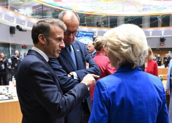La presidenta de la Comisión Europea, Ursula von der Leyen, el presidente francés, Emmanuel Macron, y el canciller alemán, Friedrich Merz, en una cumbre europea en Bruselas.FREDERIC SIERAKOWSKI // EUROPEAN COUNCIL