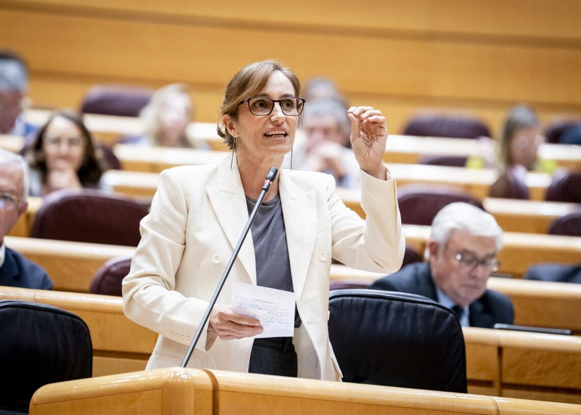 La ministra de Sanidad, Mónica García, interviene durante una sesión plenaria, a 4 de noviembre de 2025, en Madrid (España).A. Pérez Meca - Europa Press